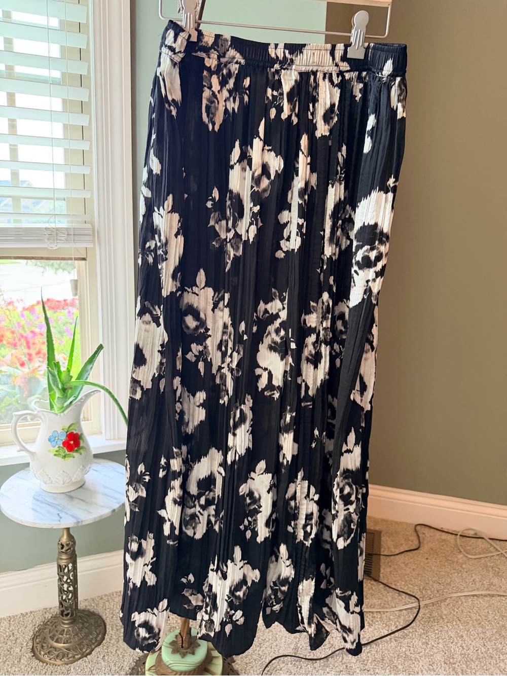 GT-0087 Simply Vera Vera Wang Floral Pleated maxi skirt Large Black Cream